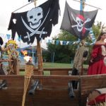 אירוע קונספט -ספינה עם דגלי שודדים