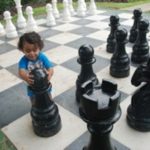 אירוע קונספט - ילד עם כלי שח-מט ענקיים